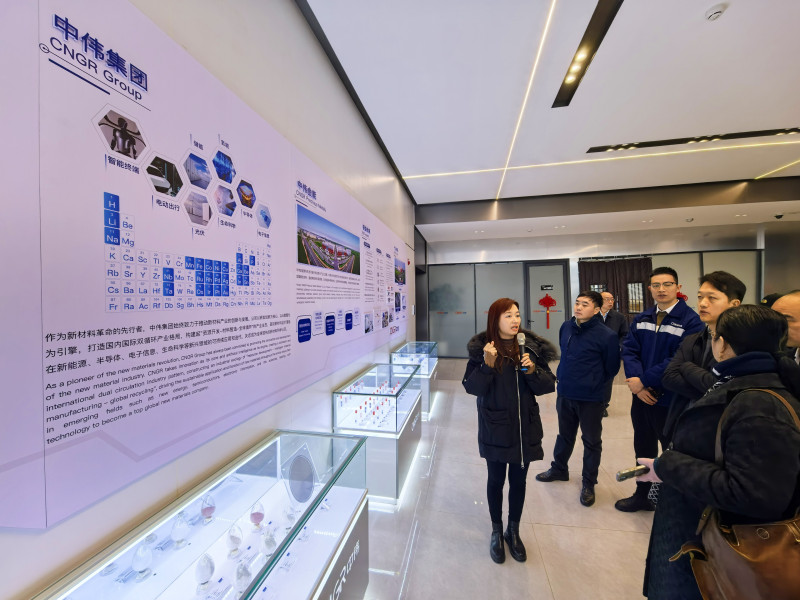 业内嘉宾参观中伟研发的新产品。长沙晚报全媒体记者 张禹 摄 业内嘉宾参观中伟研发的新产品。长沙晚报全媒体记者 张禹 摄