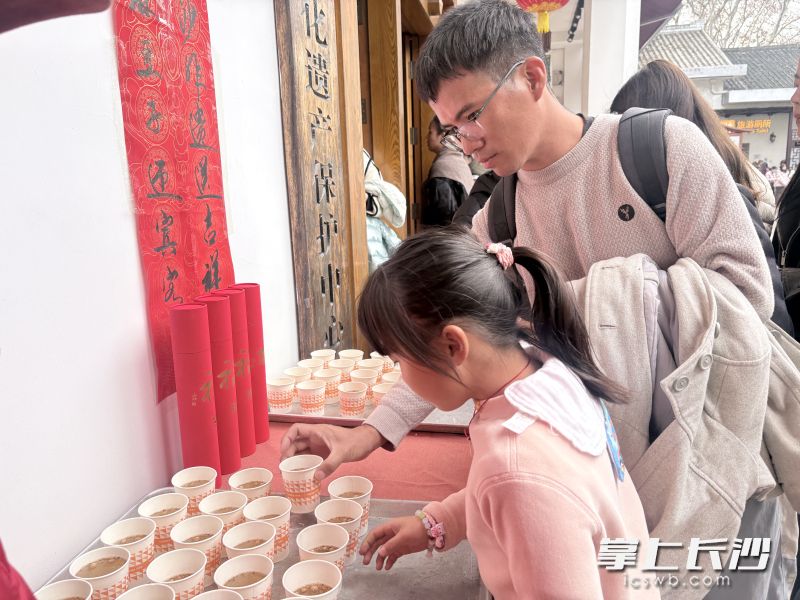 长沙非遗馆为游客提供免费擂茶。