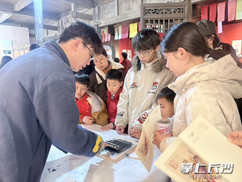 《星城时序 非遗万象》2026节气历印刷体验。