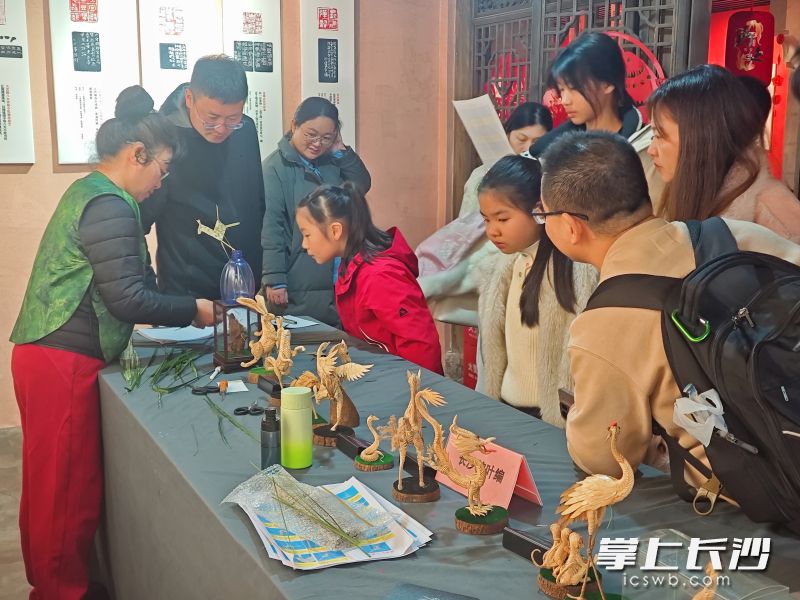 长沙棕叶编体验台前围满市民游客。