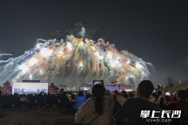 晚会伊始，人群中便爆发了一阵惊叹声——只见一匹由无人机组成的、流光溢彩的“天马”脚踏七彩祥云穿越夜空