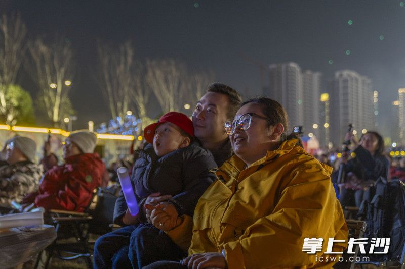 来自陕西的一家三口专程前往浏阳观看烟花。