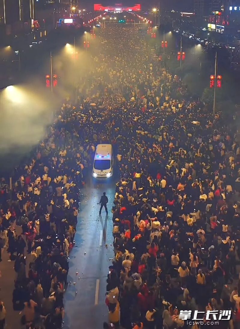 数万名观众自发让出救援通道。张力视觉供图
