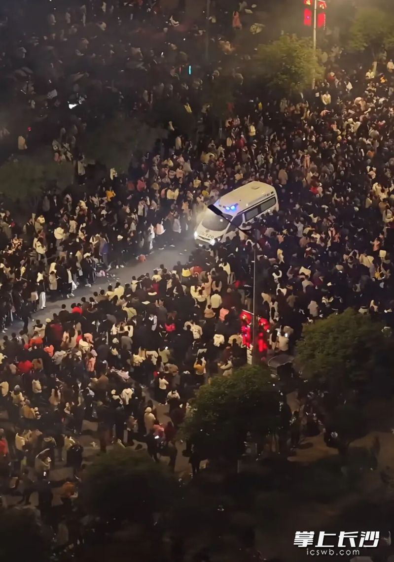 数万名观众自发让出救援通道。建哥航拍视界供图