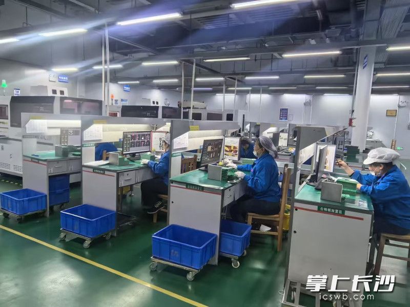 FI检测车间员工已开始对成品进行缺陷检测工作。均为通讯员供图