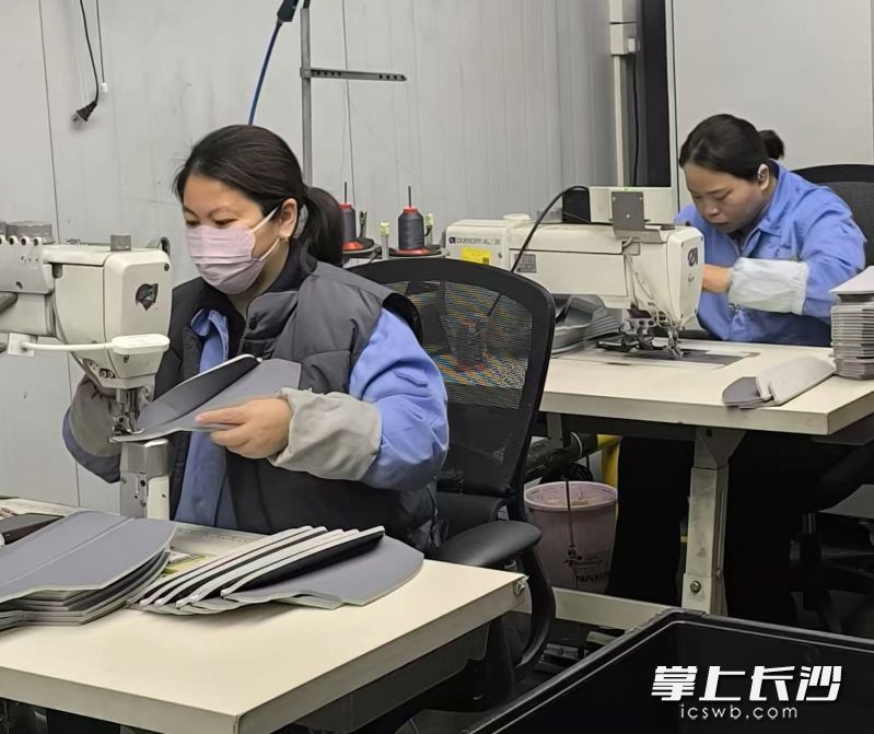 工人正在加工汽车内饰。