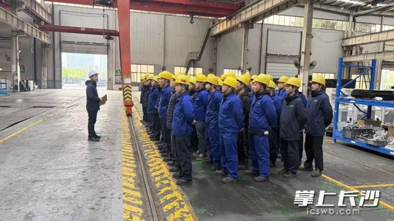 中联矿机员工在厂房内集结。