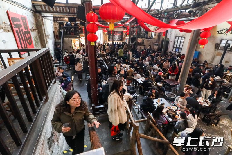 春节期间，东茅街茶馆十分热闹。 长沙晚报全媒体记者 董阳 摄