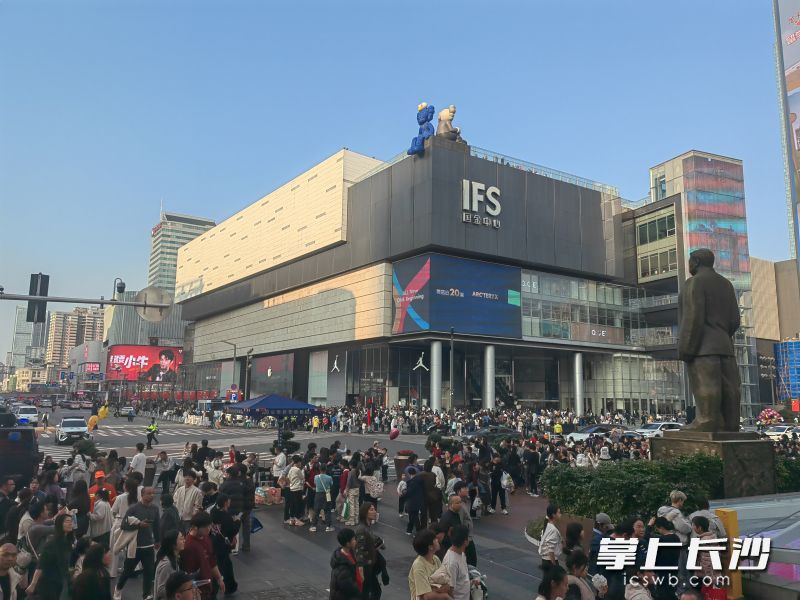 正月初六下午,五一广场人流如织。 均为长沙晚报全媒体记者刘捷萍摄 正月初六下午,五一广场人流如织。 均为长沙晚报全媒体记者刘捷萍摄