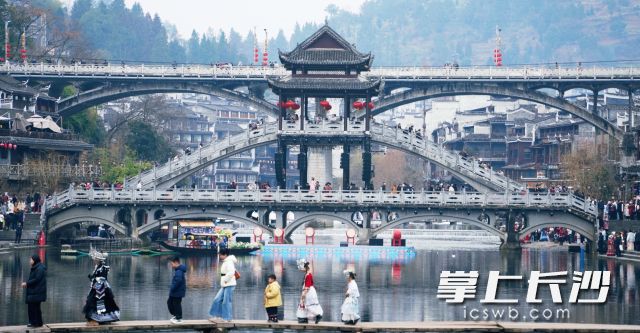 返程市民牢记安全第一原则,谨慎慢行。长沙晚报全媒体记者 舒元臻 摄 返程市民牢记安全第一原则,谨慎慢行。长沙晚报全媒体记者 舒元臻 摄