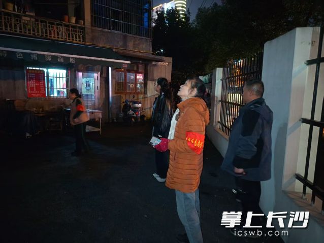 定王台街道工作人员在进行夜间巡查。长沙晚报通讯员 张柳杉 供图