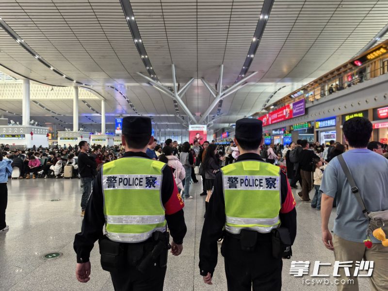 长沙铁路公安处长沙南站派出所的民警们在站内巡查。长沙晚报通讯员 张威 摄