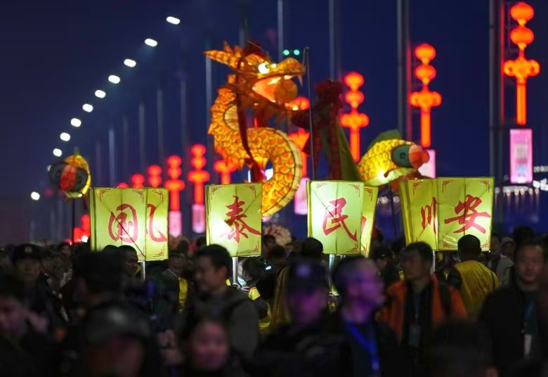 “板板龙灯”城市IP为县域经济发展注入动力。长沙晚报通讯员 易言 供图