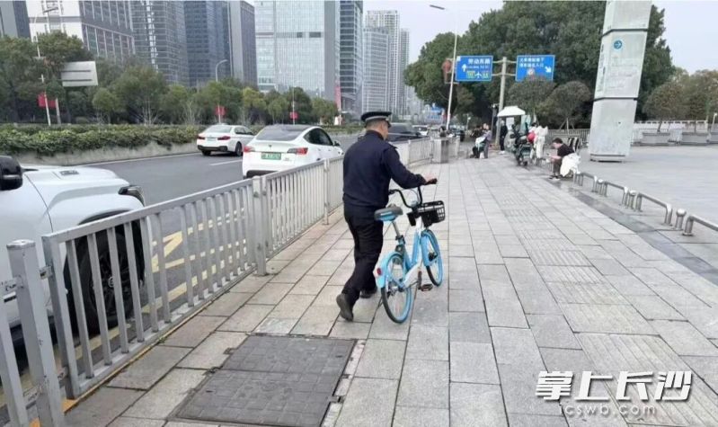 城管队员们不仅是市容秩序的“管理员”，更是旅客身边的“贴心人”。均为市城管局供图
