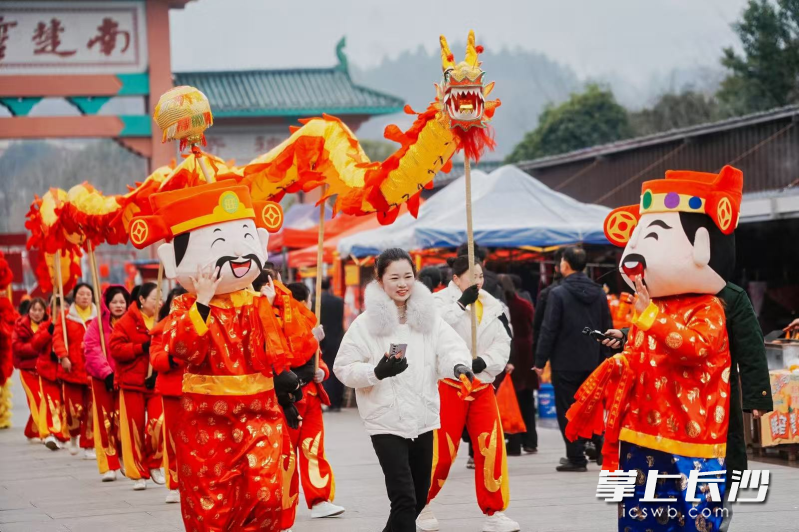 回龙山第四届新春民俗庙会好戏连台。
