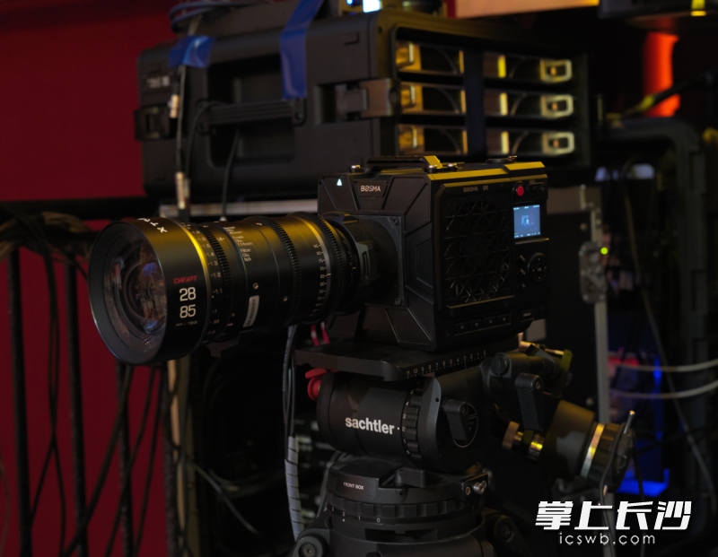 此次助力春晚拍摄的长步道鬼斧变焦电影镜头，是专为大画幅摄像机系统研发的硬核装备。