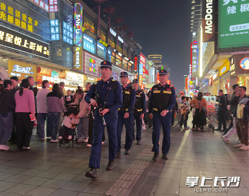 消防员在商圈巡查。 均为长沙晚报通讯员 陈欣旭 摄
