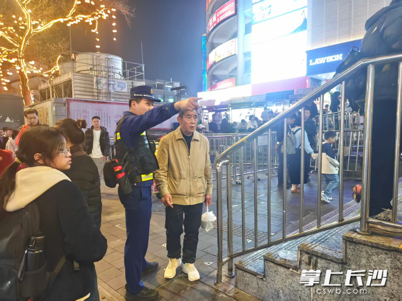消防员为群众指路。