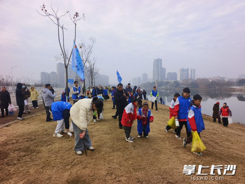 志愿者们在行动。 通讯员供图
