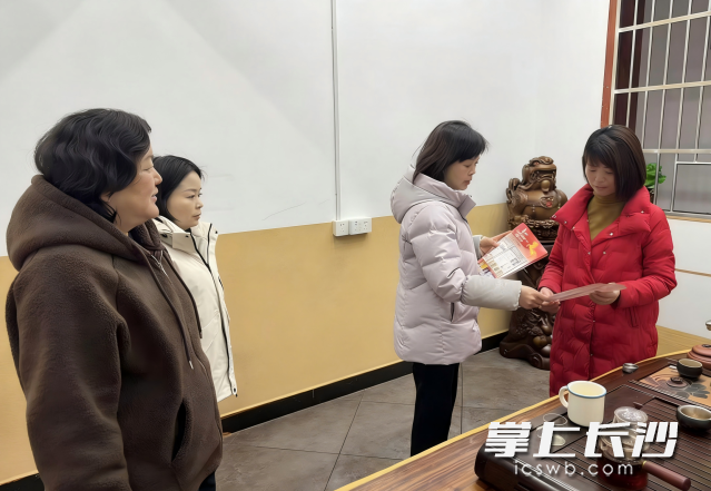 正月初八，基层工作人员上门进行安全宣传。