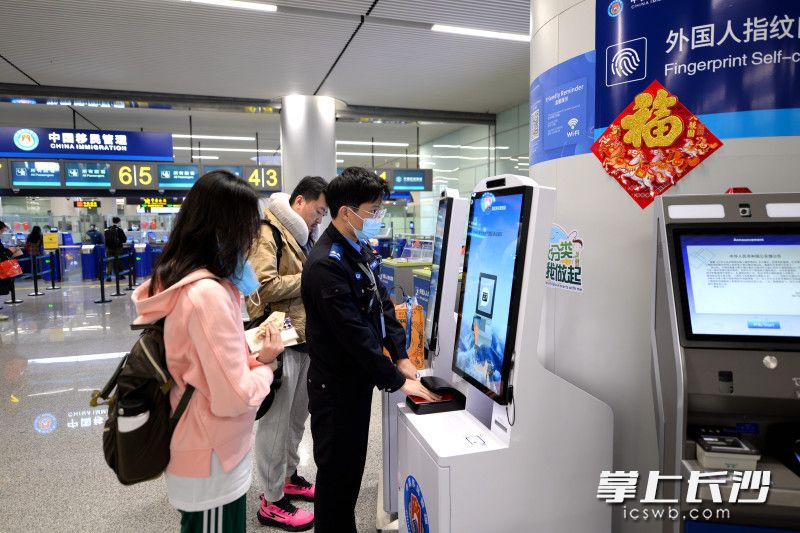 旅客从长沙口岸出入境。 长沙晚报通讯员 李璠 余洋 供图