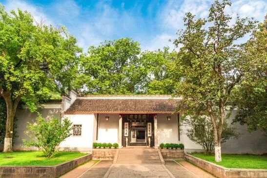 岳麓书院等众多古建筑保存下来的对联，都遵守了右起之规。图片来源于长沙数字化城市形象资源共享平台 周水生 摄