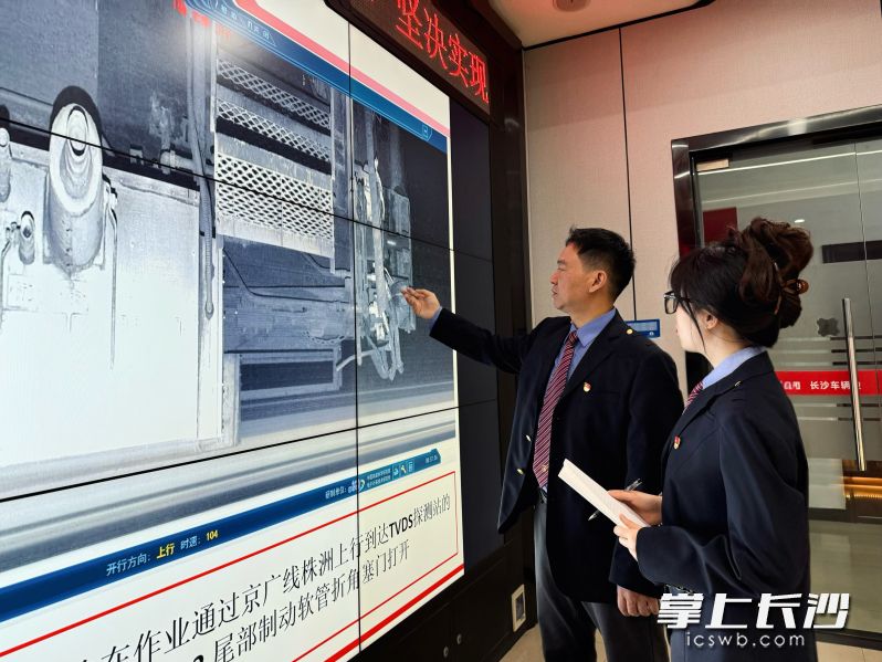 张葵（左）正在指导黄琪淳。 均为通讯员供图