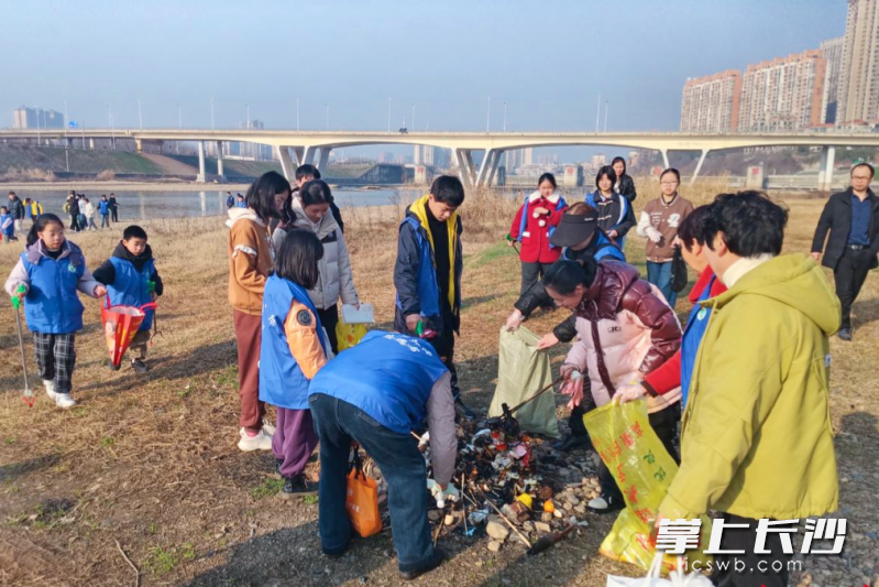 宁乡市环保志愿者开展巡河净滩行动。