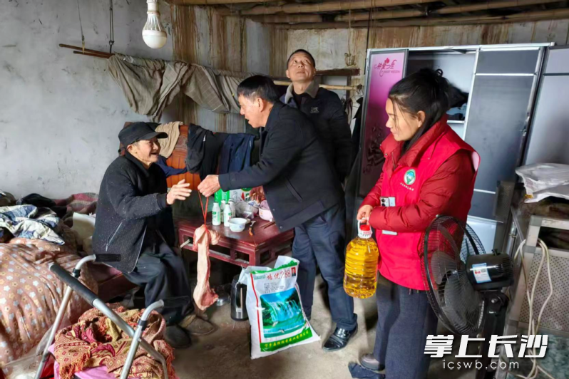 宁乡市环保志愿者协会组织爱心慰问。 均为长沙晚报全媒体记者张禹、通讯员郭洪波摄