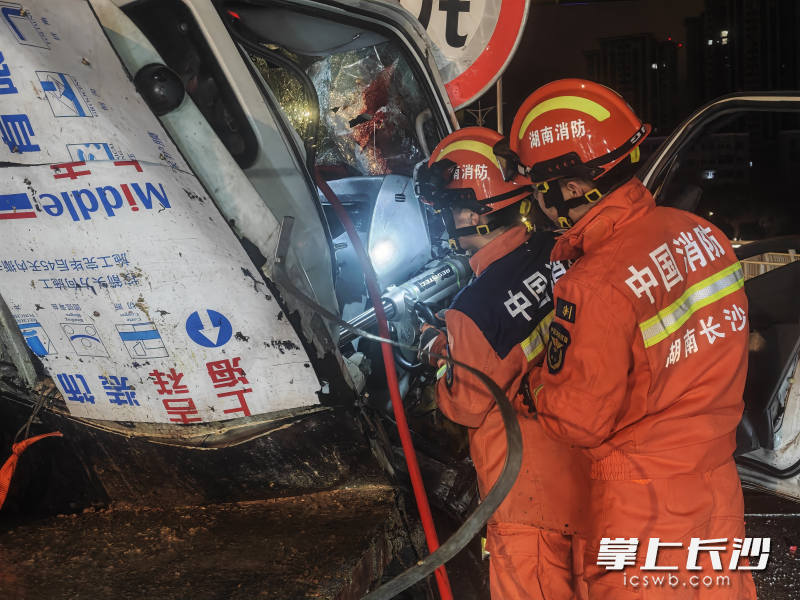 图为消防人员正在进行救援。 长沙晚报通讯员 连鲲鹏 摄