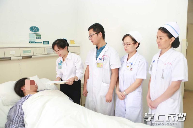 经过十年探索与实践,湘雅医院已逐步构建起一套成熟的全病程管理运行体系,将互联网医院与远程会诊深度融合,整合多元医疗服务资源。长沙晚报通讯员 陈彦霖 莫娅 摄 经过十年探索与实践,湘雅医院已逐步构建起一套成熟的全病程管理运行体系,将互联网医院与远程会诊深度融合,整合多元医疗服务资源。长沙晚报通讯员 陈彦霖 莫娅 摄