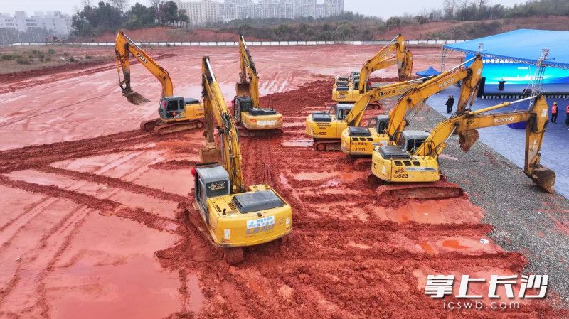 35个重大项目集中开工。 35个重大项目集中开工。