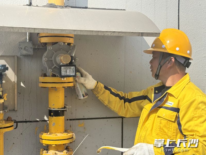 检修工人深入园区开展各类管道巡检，确保要素补给安全稳定。
