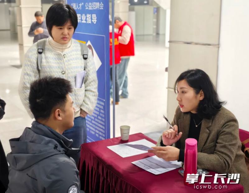 现场设置了政策咨询服务台、技能提升培训、职业指导等多项便民服务。