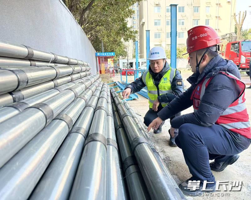 技术人员忙着清点材料、检查围挡、铺设网布。 技术人员忙着清点材料、检查围挡、铺设网布。