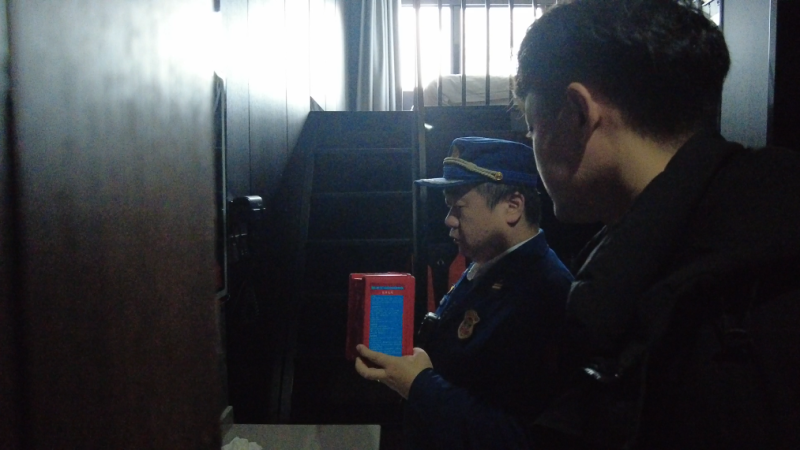 消防检查人员在开展安全检查。 长沙晚报通讯员 宁倩 摄