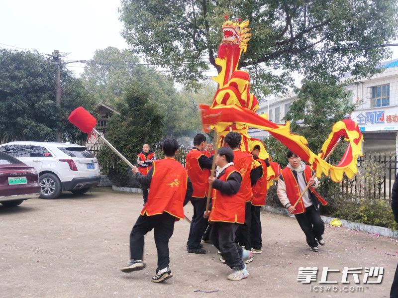 青年志愿者舞动长龙，村民喝彩欢呼。 长沙晚报全媒体记者 张禹 通讯员 付碧良 摄