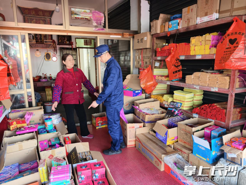 消防宣传员在烟花爆竹销售点进行宣传。 长沙晚报通讯员 汤淑 摄