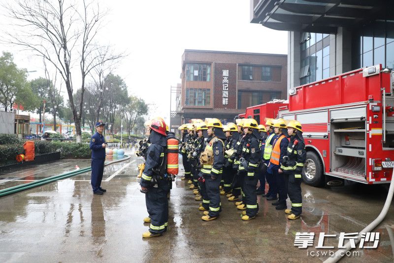 演练前整装待命。 均为长沙晚报通讯员 王磊 摄