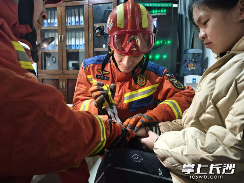 消防员帮助女孩取戒指。 长沙晚报通讯员 毛宏东 摄
