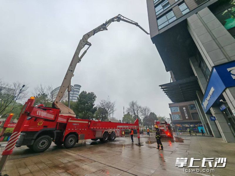 举高车在“灭火”。