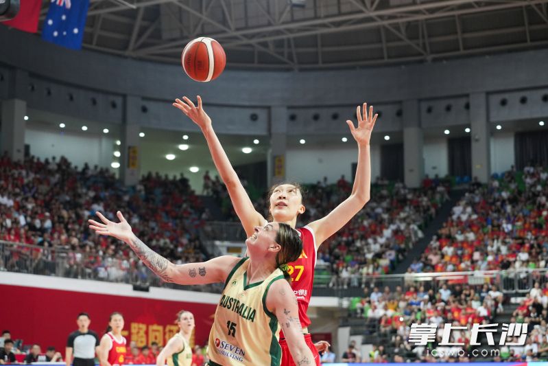 2025年7月8日晚,中国女篮在长沙民政职业技术学院大运馆与澳大利亚女篮进行了女篮亚洲杯前的最后一场热身赛。图为韩旭在比赛中抢篮板。 2025年7月8日晚,中国女篮在长沙民政职业技术学院大运馆与澳大利亚女篮进行了女篮亚洲杯前的最后一场热身赛。图为韩旭在比赛中抢篮板。