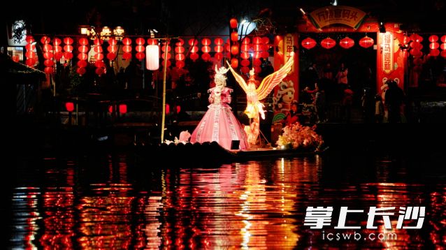 元宵节外出赏灯时,请注意防雨保暖。 长沙晚报全媒体记者 舒元臻 摄 元宵节外出赏灯时,请注意防雨保暖。 长沙晚报全媒体记者 舒元臻 摄