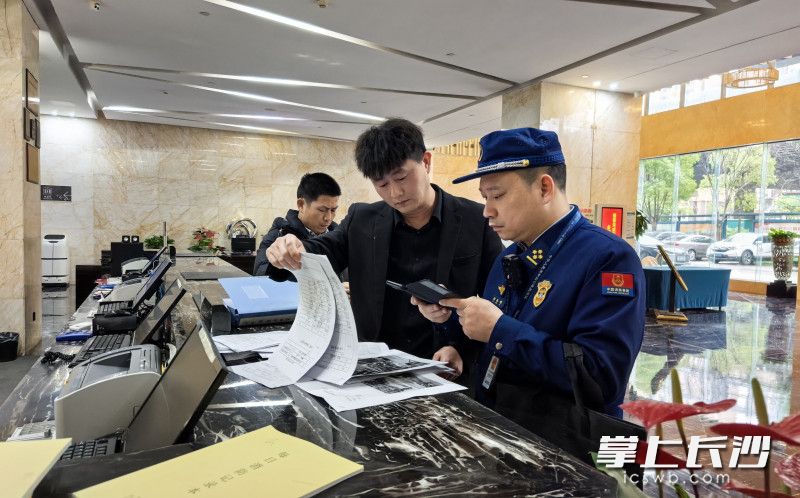 图为消防监督员正在检查。 图为消防监督员正在检查。