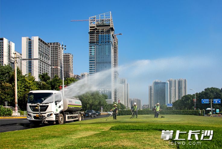 市城管局坚持精细化管理，下足绣花功夫，让市民在家门口就能享受“诗和远方”。 市城管局供图