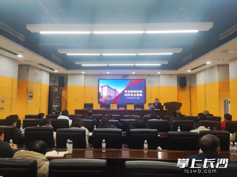 防火监督员在进行培训。 长沙晚报通讯员 王磊 摄