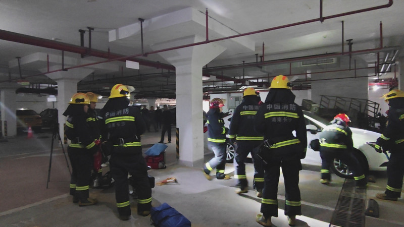 消防员正在营救被困人员。 长沙晚报通讯员 黄达 摄