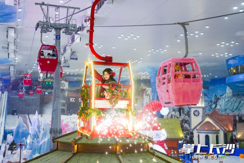湘江冰雪世界，游客可乘坐粉色梦幻的雪国缆车穿梭于晶莹冰挂间。