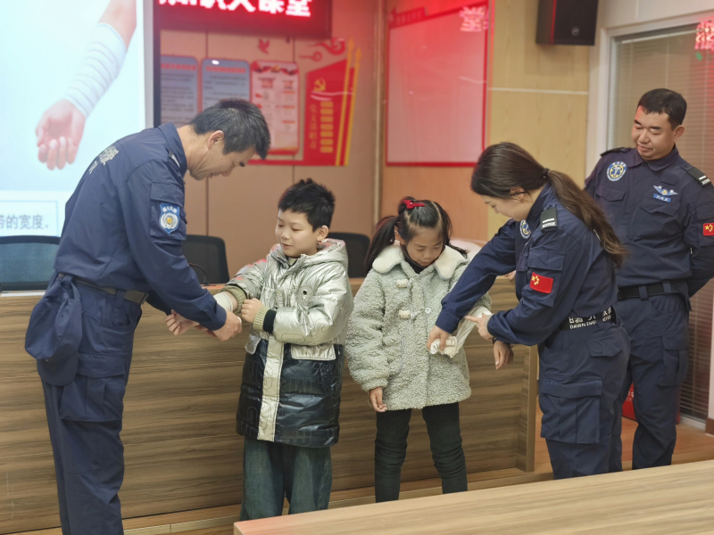 救援队队员指导青少年进行伤口包扎练习。通讯员供图