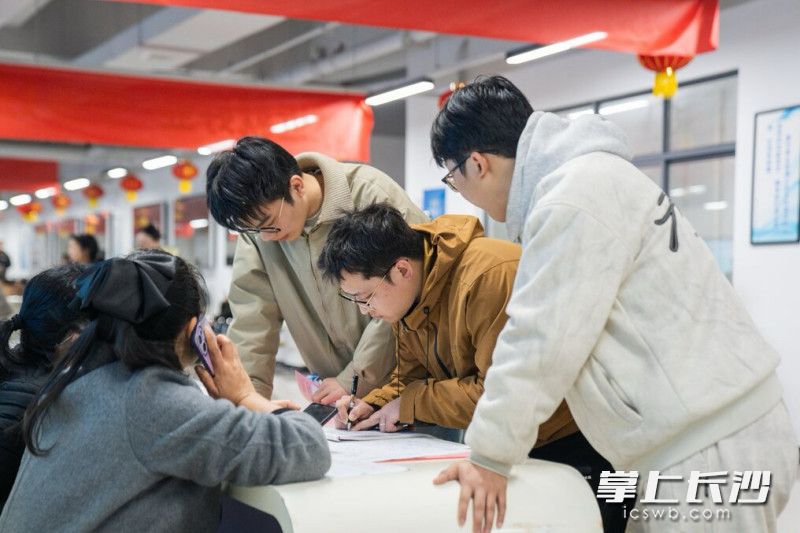 三场共推出岗位2214个，计划招聘1.18万人。均为长沙晚报通讯员供图